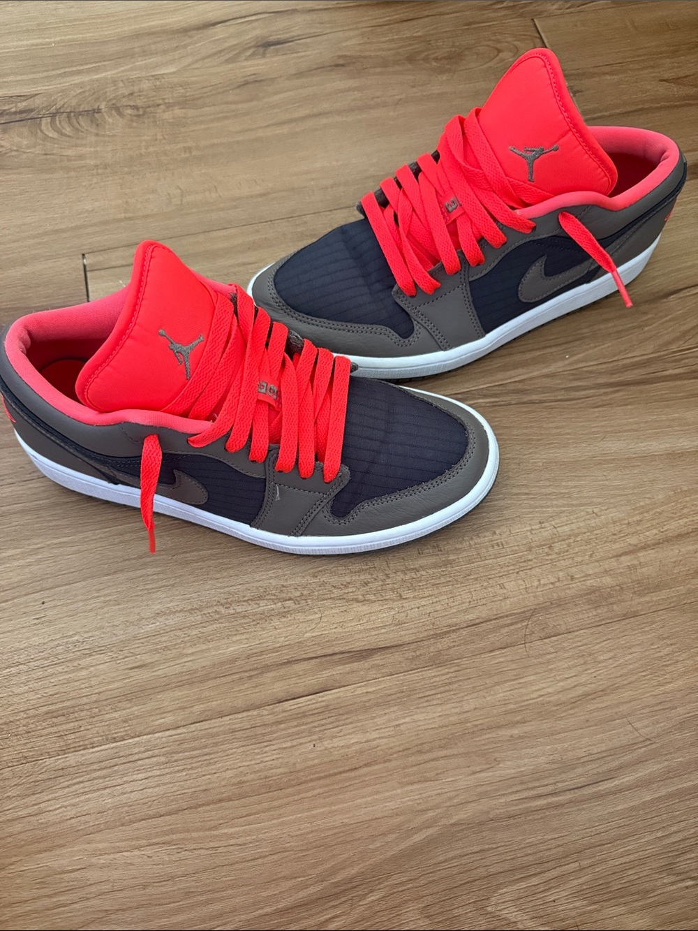 Nike Low-Top Sneakers - Gray & Bright Coral Red